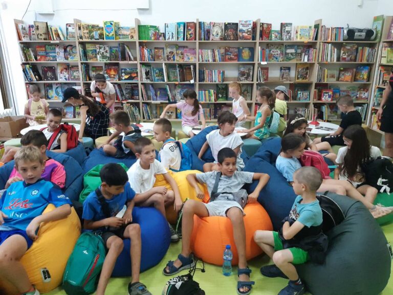 Децата от лятна академия на гости на Регионална библиотека – Благоевград